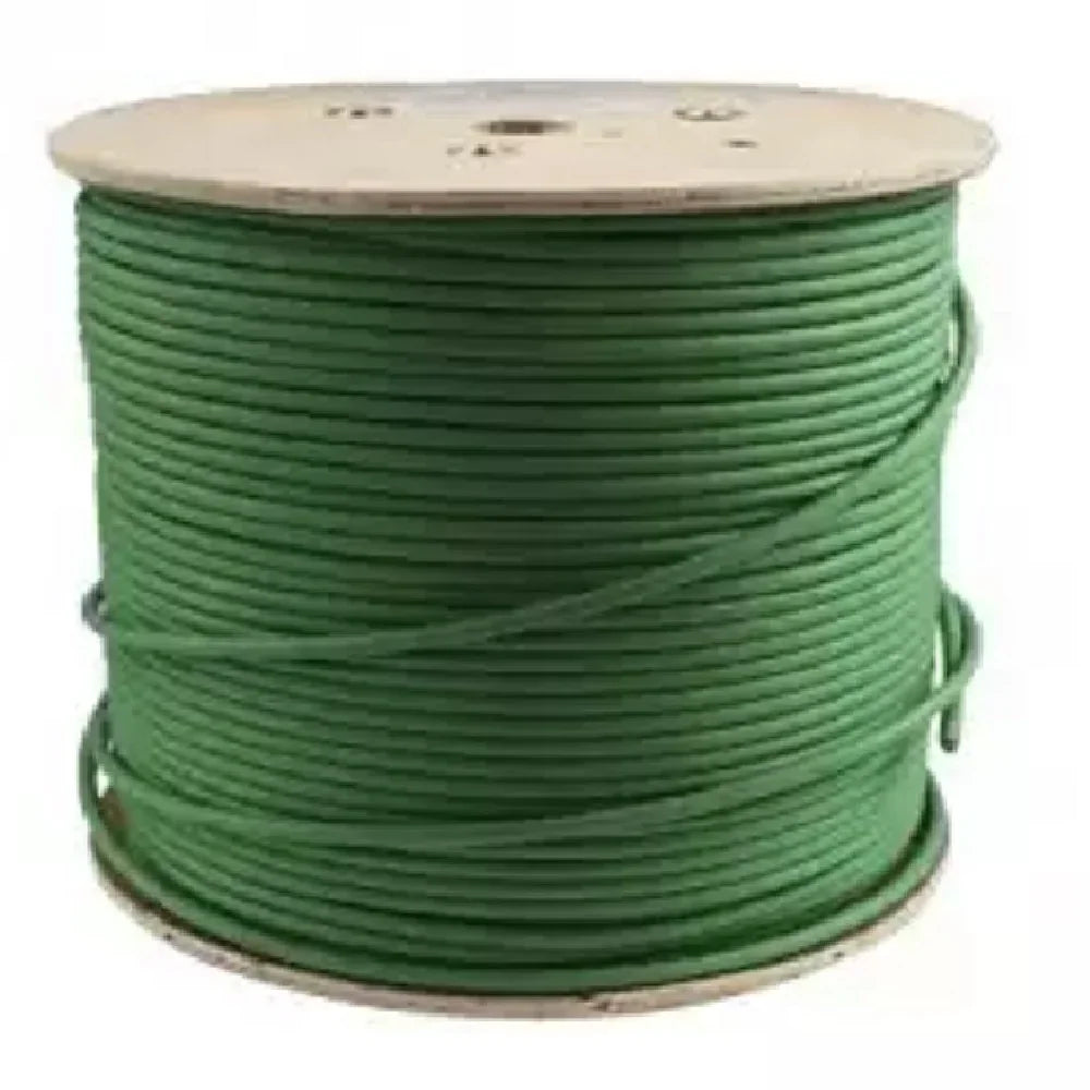 Carrete de cable verde para cableado estructurado y redes sobre fondo blanco