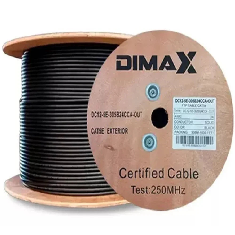 Rollo de cable exterior negro categoría 5e para redes, presentado en carrete de madera.