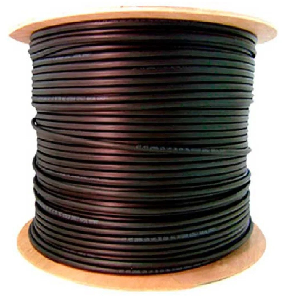 Carrete de cable negro para redes y cableado estructurado sobre base de madera
