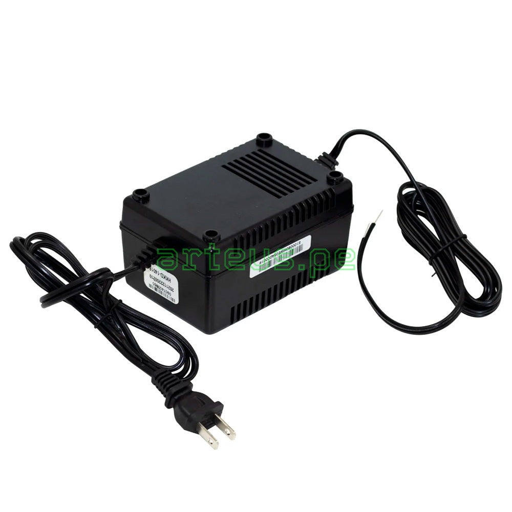 Transformador eléctrico negro con cable de alimentación y ventilación, para cableado estructurado y sistemas de red.