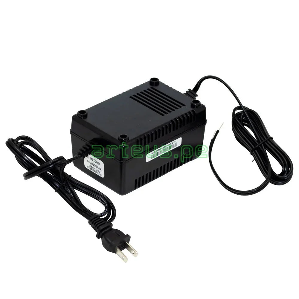 Transformador eléctrico negro con cable de alimentación y ventilación, para cableado estructurado y sistemas de red.