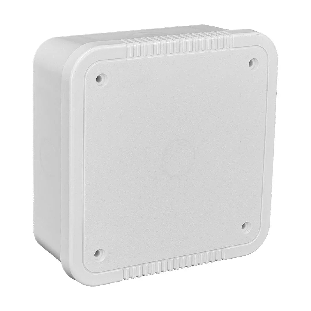 Caja plástica blanca para conexiones eléctricas o cableado estructurado, formato cuadrado.