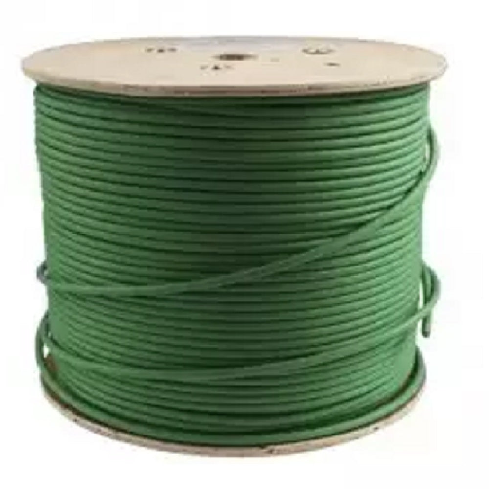 Carrete de cable verde para cableado estructurado y redes sobre fondo blanco