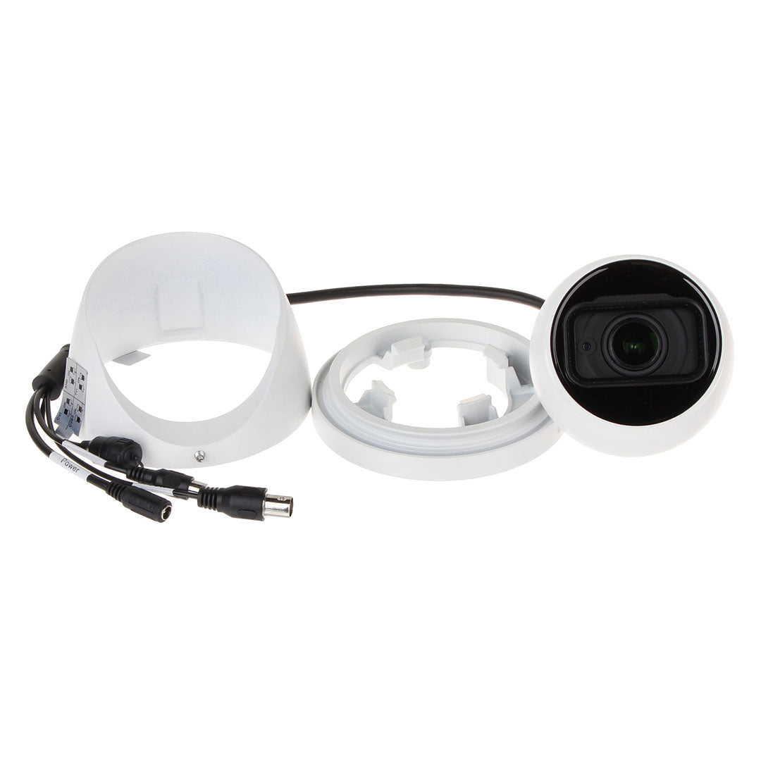 Cámara de seguridad tipo domo desmontada con cables y accesorios para videovigilancia.