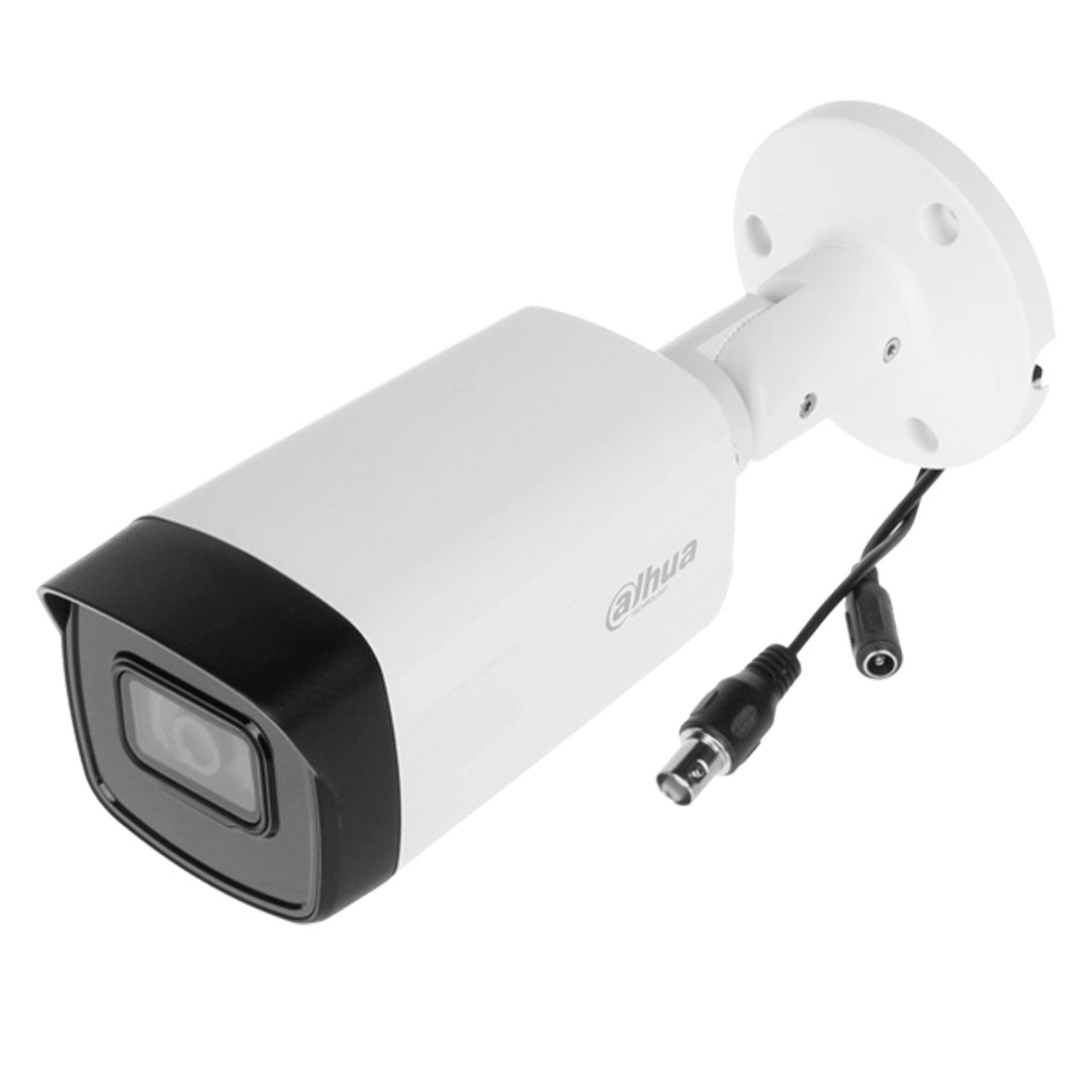 Cámara de seguridad tipo bala blanca para videovigilancia, conectores visibles, fondo blanco