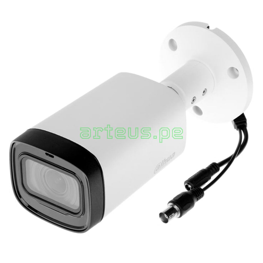 Cámara de videovigilancia tipo bullet blanca con lente y cables visibles, seguridad electrónica.