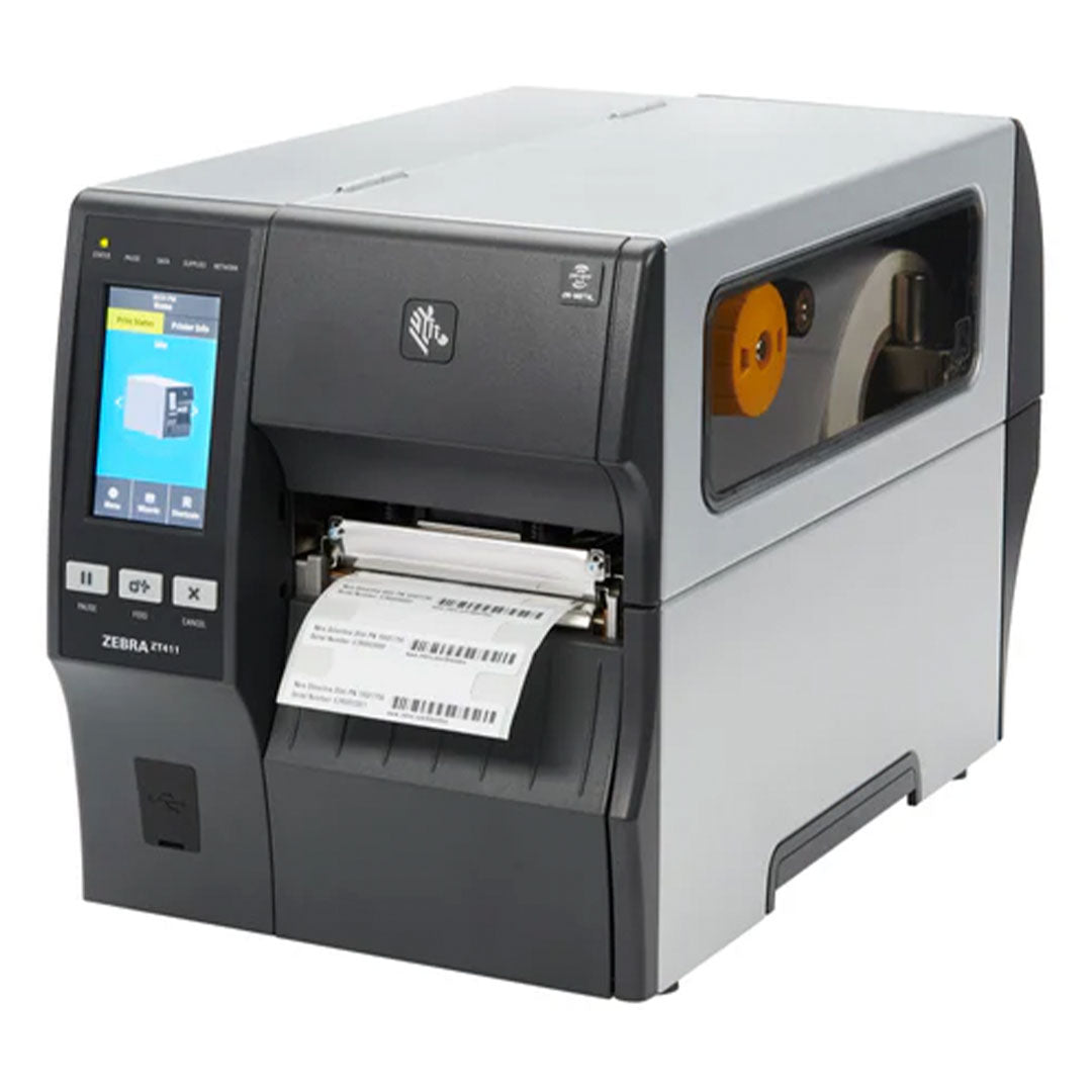 Impresora industrial de etiquetas Zebra de sobremesa con pantalla táctil y etiquetas saliendo.