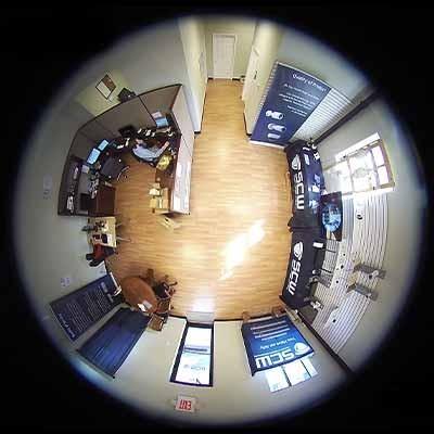 Imagen de oficina captada por cámara de vigilancia ojo de pez 360 grados, visión panorámica.