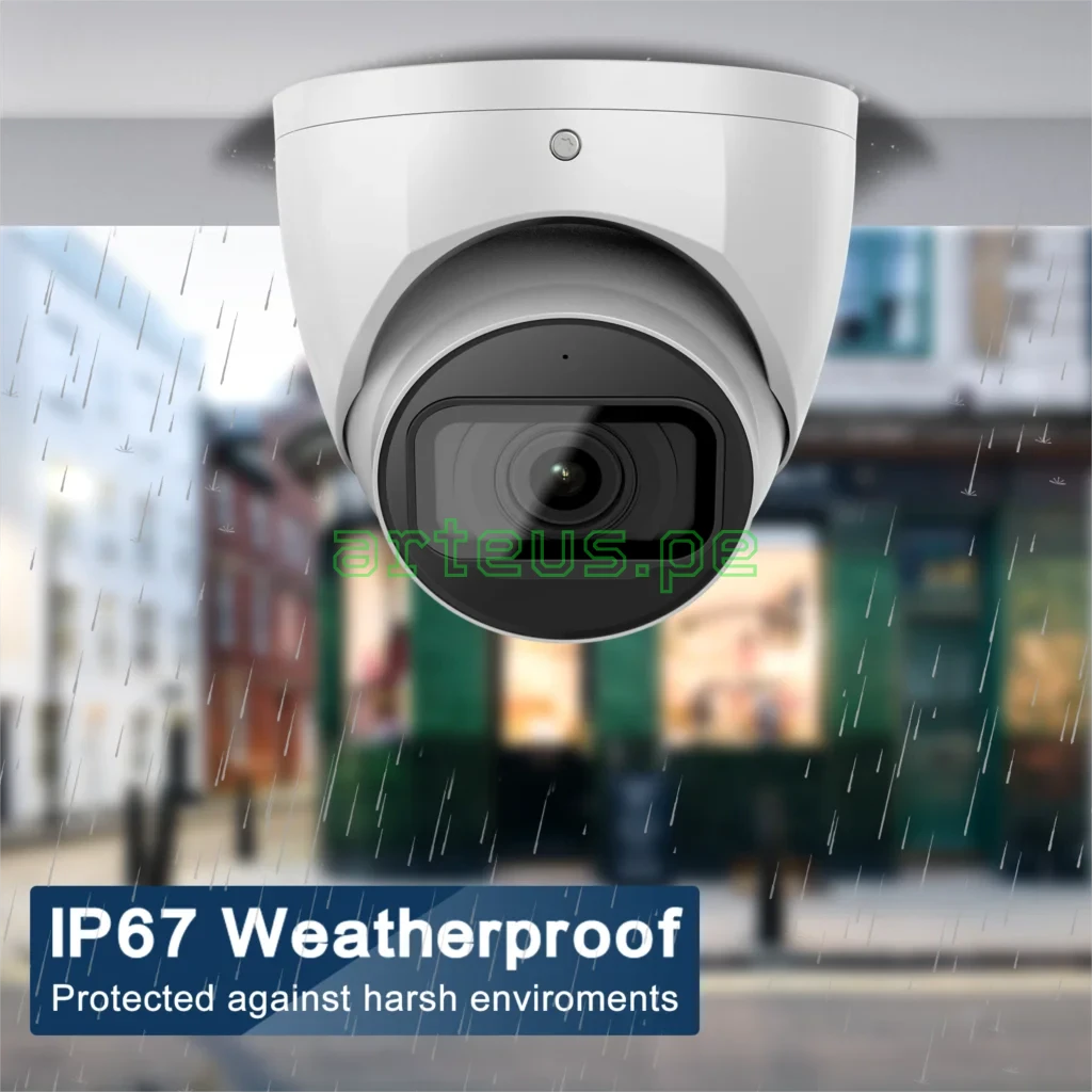 Cámara de seguridad tipo domo IP67 resistente al agua instalada en exterior bajo la lluvia.