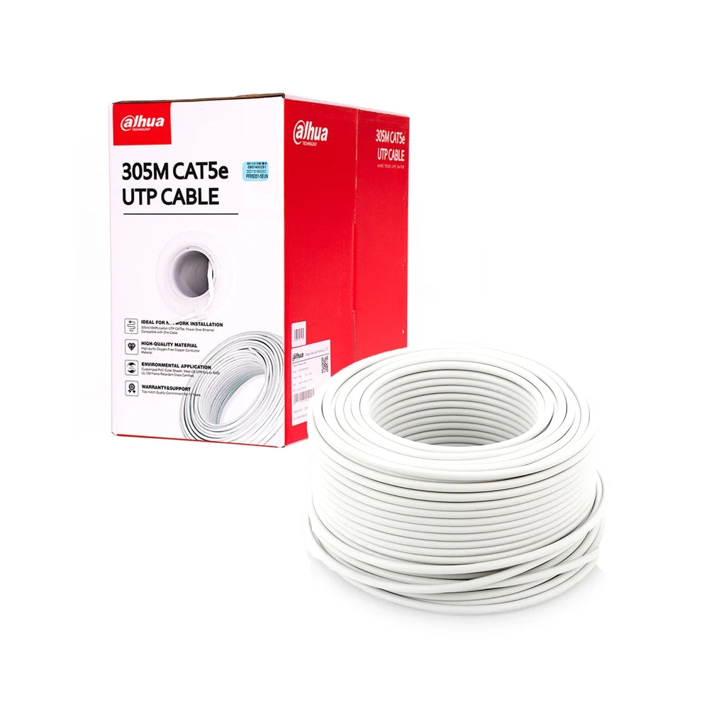 Cable UTP Cat5e blanco de 305 metros para redes, caja y rollo visibles sobre fondo blanco.