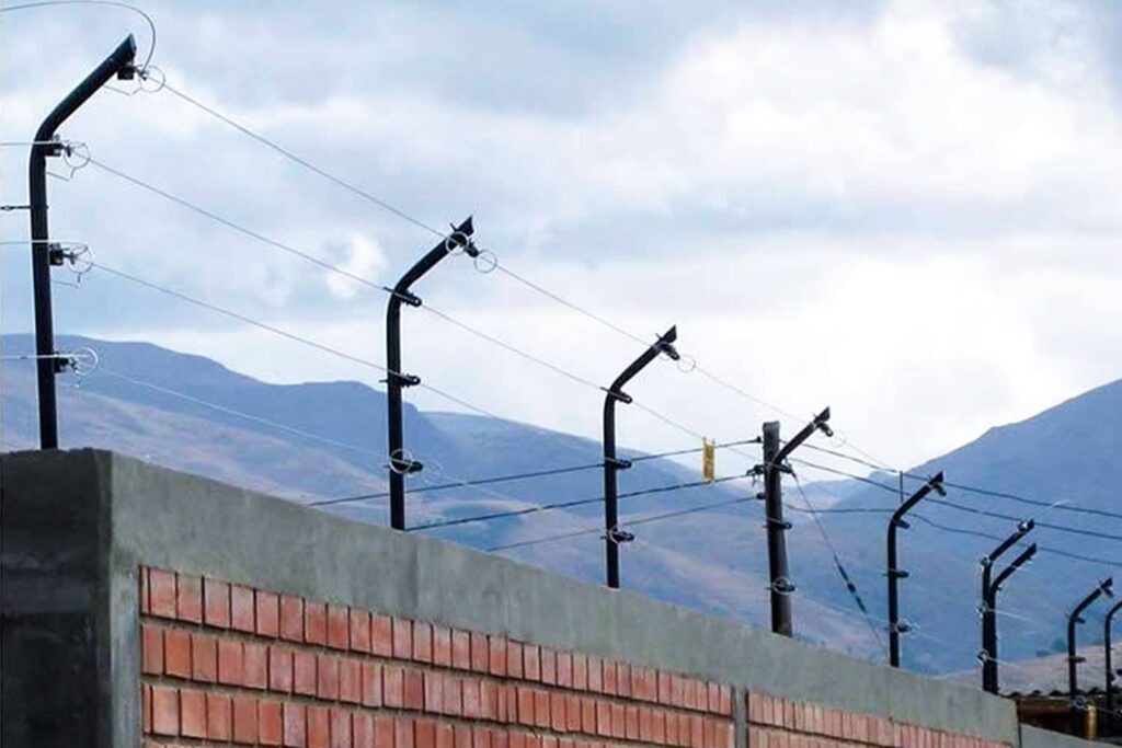 HAGROY KIT-POS-I Poste Intermedio 4 Hilos 1.1/2 con Regatón para Cerco Eléctrico